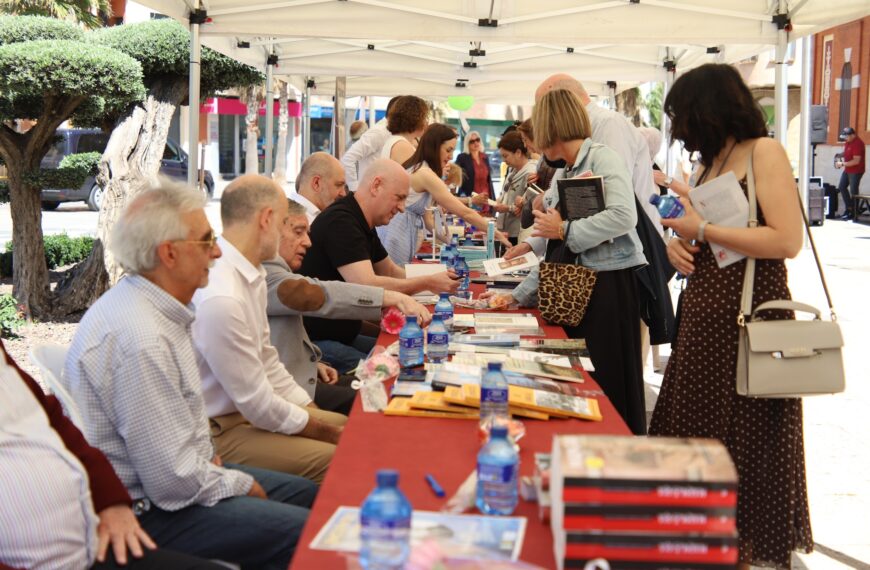 Feria del Libro 2026: La Plaza del Gran Teatro de Manzanares se vistió de letras y cultura