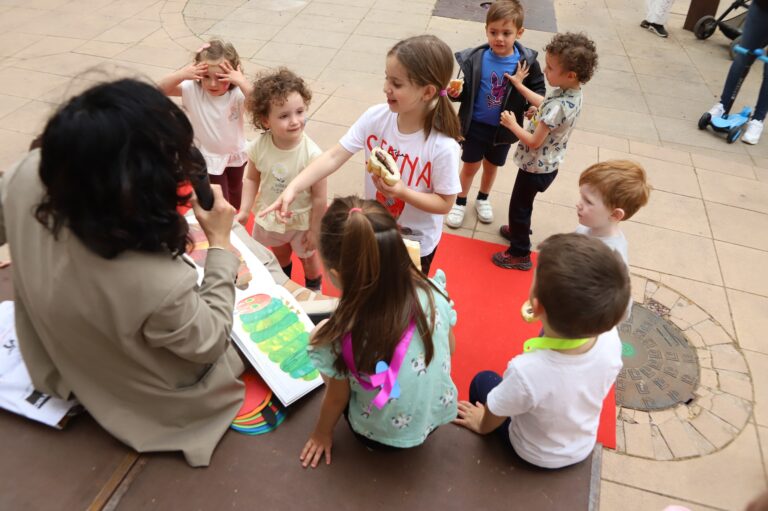 Inicio de las festividades del #DíadelLibro2026: Talleres y eventos culturales en la plaza por la Biblioteca Pública Municipal ‘Lope de Vega’ y las AMPAs