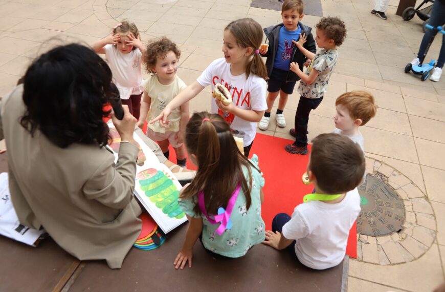 Inicio de las festividades del #DíadelLibro2026: Talleres y eventos culturales en la plaza por la Biblioteca Pública Municipal ‘Lope de Vega’ y las AMPAs