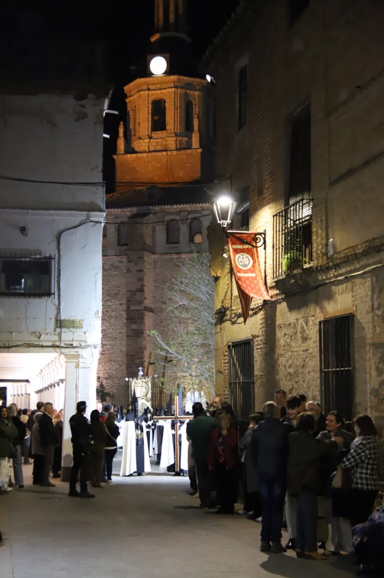 Noche del Viernes Santo: La Emotiva Procesión del Santo Entierro