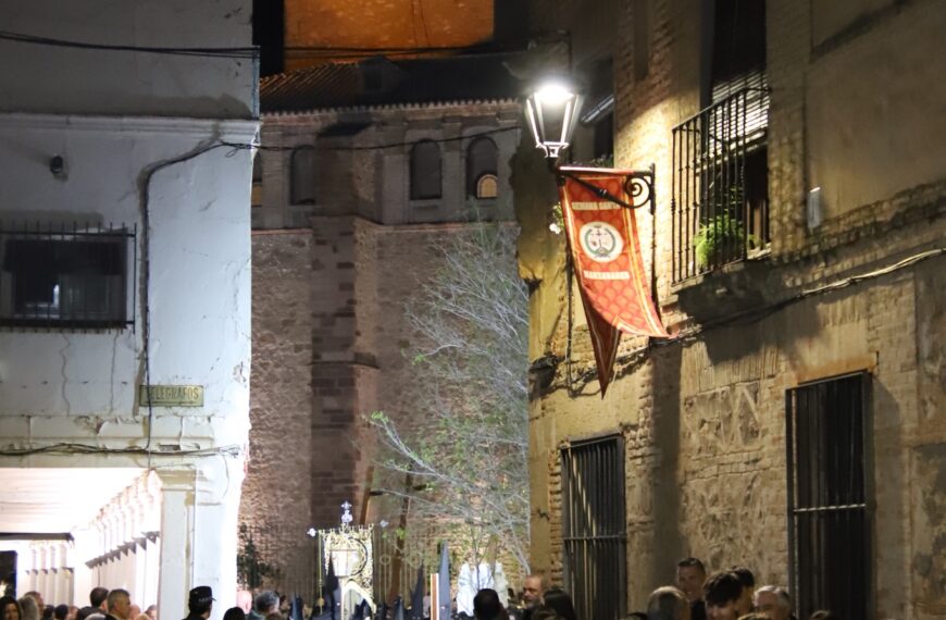 Noche del Viernes Santo: La Emotiva Procesión del Santo Entierro