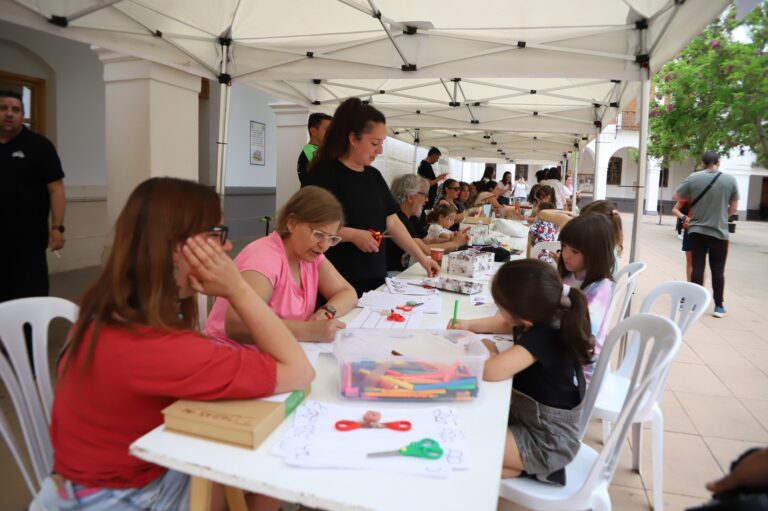 Unión entre AMPAs y Biblioteca de Manzanares para Promover la Lectura Infantil, Logrando Recaudar Fondos en su Tercer Año de Iniciativa