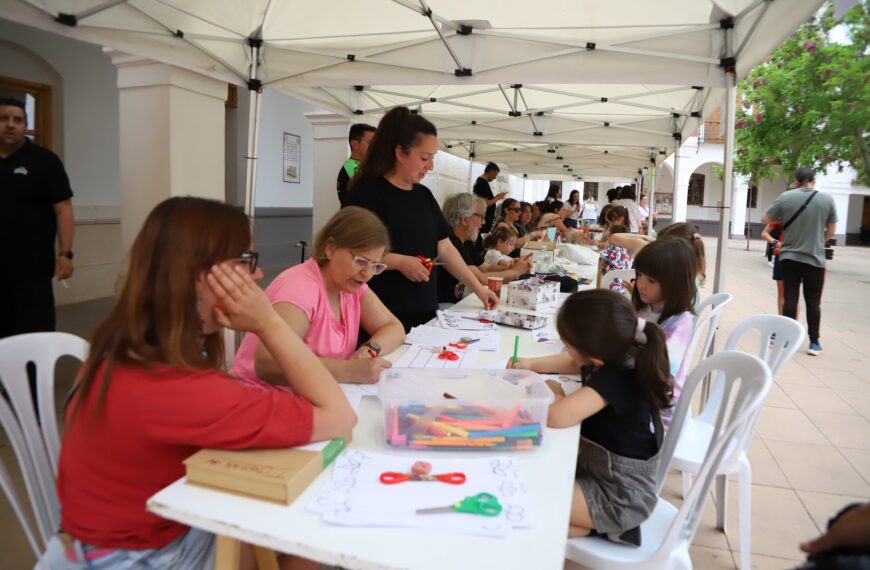 Unión entre AMPAs y Biblioteca de Manzanares para Promover la Lectura Infantil, Logrando Recaudar Fondos en su Tercer Año de Iniciativa