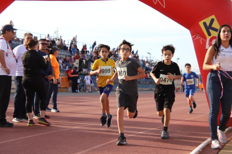 300 Niños Aged 5-16 Años Participan en la Carrera Mini 2026