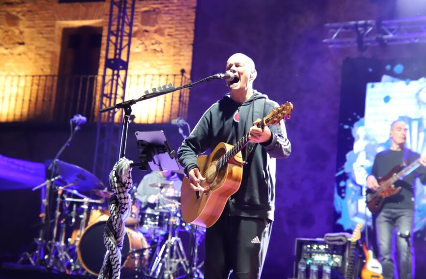 Celtas Cortos celebra 40 años de carrera con un concurrido concierto en la Plaza de la Constitución