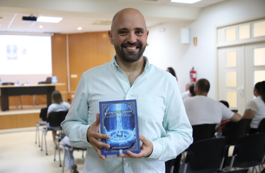 Daniel Burgos Lanza el Primer Libro de su Saga ‘La Corona de Arnisse’, ‘La Gran Columna Helada’, en la Biblioteca