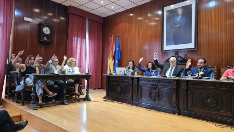 El Alcalde Julián Nieva Defiende Firmemente el Proyecto AVE Madrid-Jaén por Manzanares en el Pleno y Exige Cumplimiento de Compromisos de Inversión