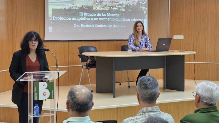 Estefanía Cordero-Sánchez Revela El ‘Tesoro de Bronce de La Mancha’ en el 5° Ciclo de Conferencias del Aula Abierta de la Universidad Popular de Manzanares