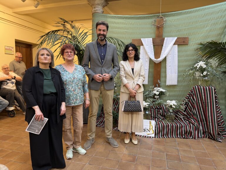 Folk AIRÉN despliega el esplendor de mayo con rondas tradicionales y cruces: tres semanas de celebración folclórica y belleza floral
