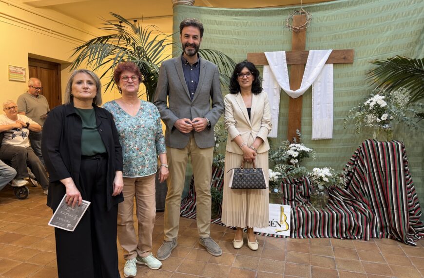 Folk AIRÉN despliega el esplendor de mayo con rondas tradicionales y cruces: tres semanas de celebración folclórica y belleza floral