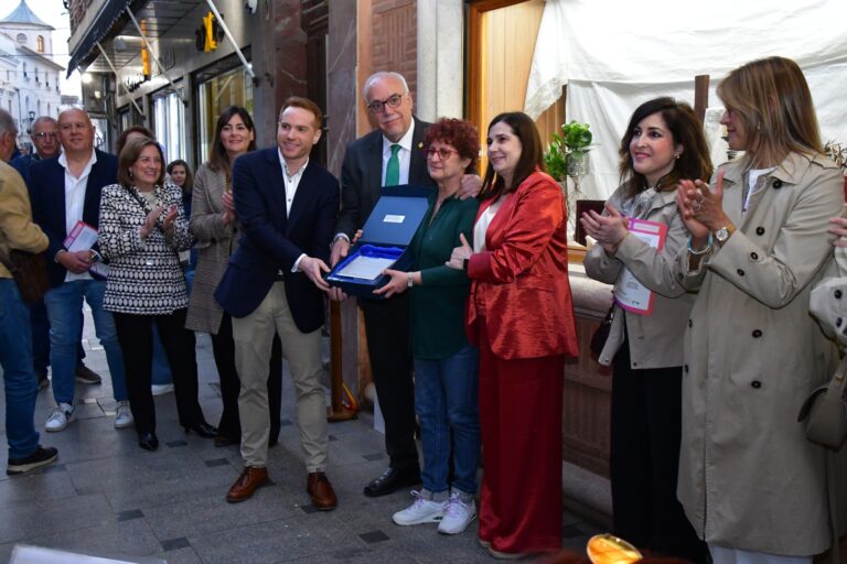 Folk AIRÉN galardonado con la primera distinción ‘Alma de la Empedrada’ por Acece y el alcalde de Manzanares Julián Nieva
