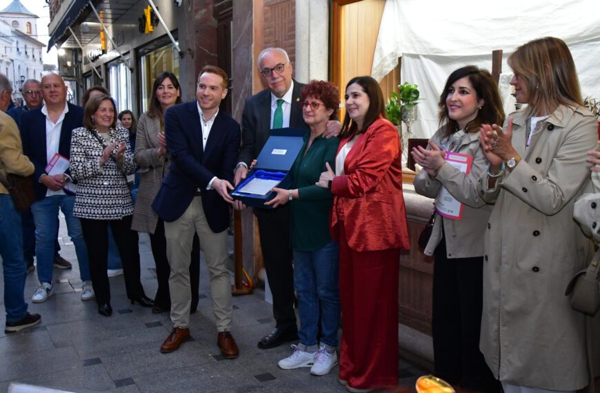 Folk AIRÉN galardonado con la primera distinción ‘Alma de la Empedrada’ por Acece y el alcalde de Manzanares Julián Nieva