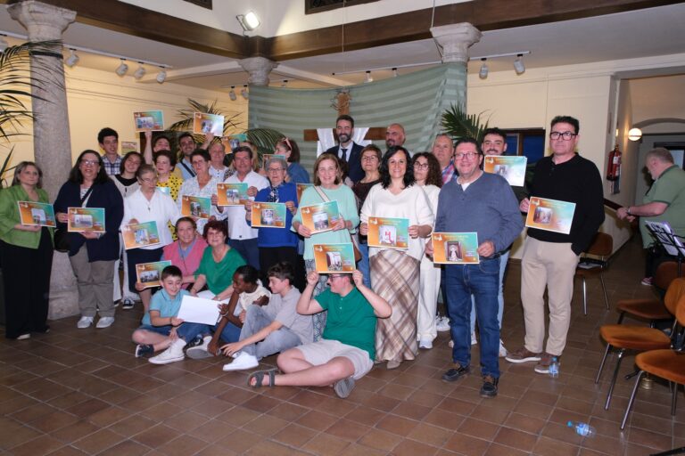 Jesús Romero y Paqui de la Cruz Colaboran con Folk AIRÉN en la Ceremonia de Entrega de Diplomas a Participantes y Entidades