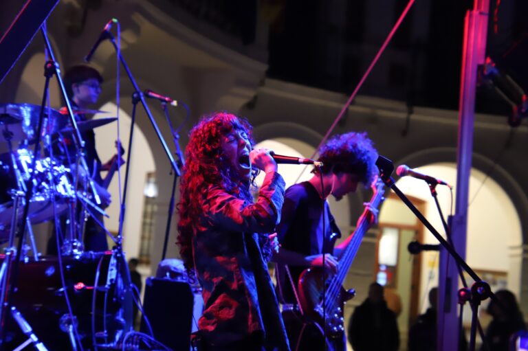 Los Ripped Throats Encienden la Plaza de la Constitución con sus Éxitos Musicales en Primer Concierto
