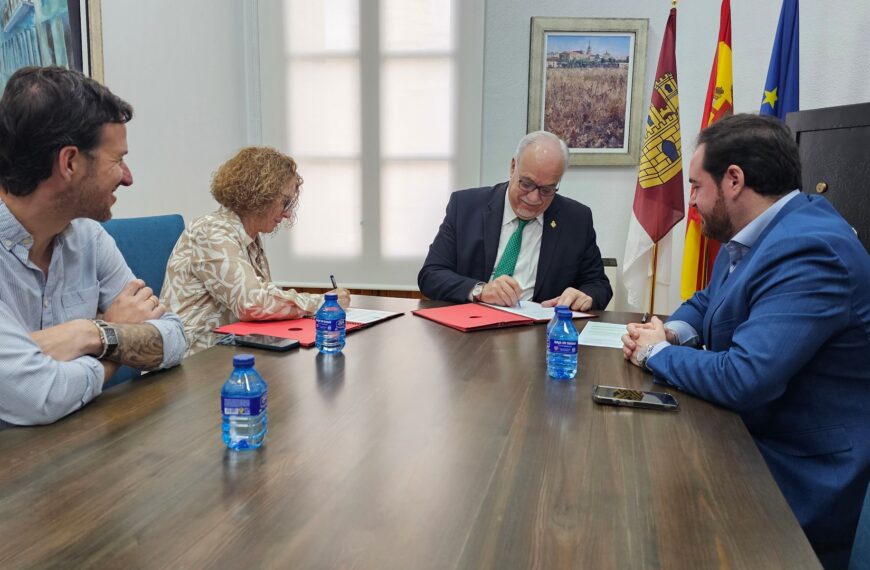 Renovación de Alianza entre el Ayuntamiento y la Asociación Empresarial de Manzanares: Consistorio Contribuye con 8.000 Euros para Financiamiento de Actividades