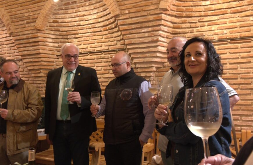 Revelación de la Nueva Cosecha de Vinos 2025 de Acicate: Alcalde Julián Nieva y Concejal Prado Zúñiga Los Experimentan en Primera Fila