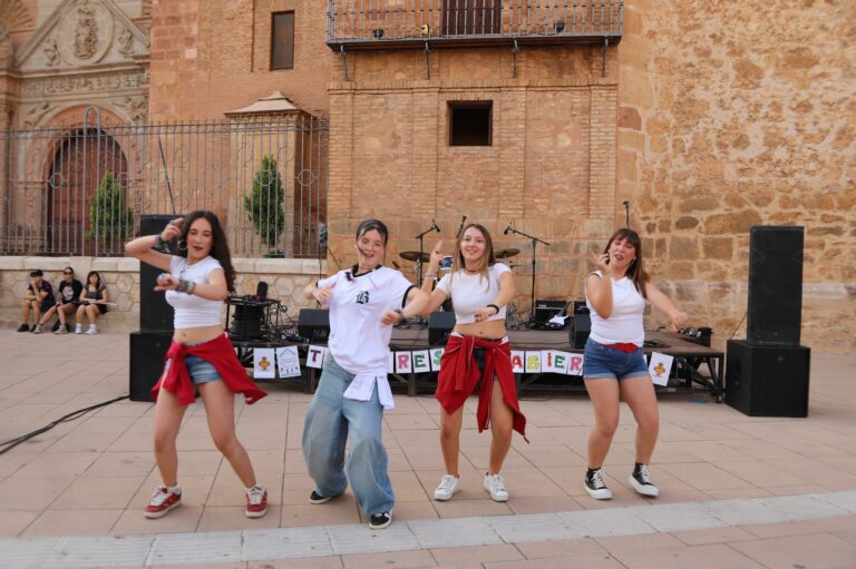 Revive la Noche de Fiesta en Manzanares: Los Talleres Abiertos de la Casa de la Juventud Retoman la Plaza
