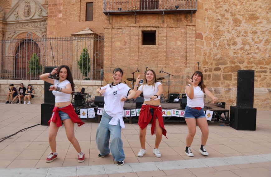 Revive la Noche de Fiesta en Manzanares: Los Talleres Abiertos de la Casa de la Juventud Retoman la Plaza