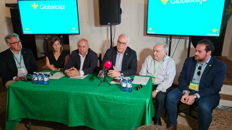 El Alcalde Julián Nieva Participa en la Lonja Agropecuaria de Fercam en el Estand de Globalcaja