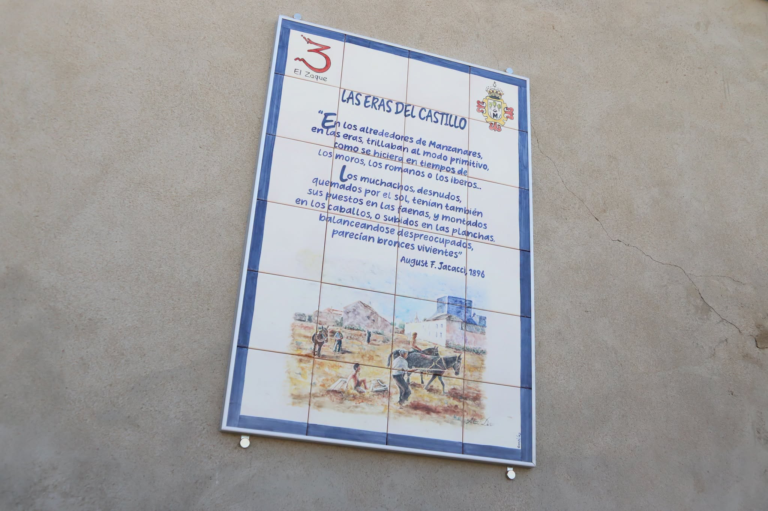 El Alcalde Julián Nieva, junto a los Concejales Jesús Romero y Isabel Díaz-Benito, desvela la nueva placa cerámica ‘Las …’ esta mañana