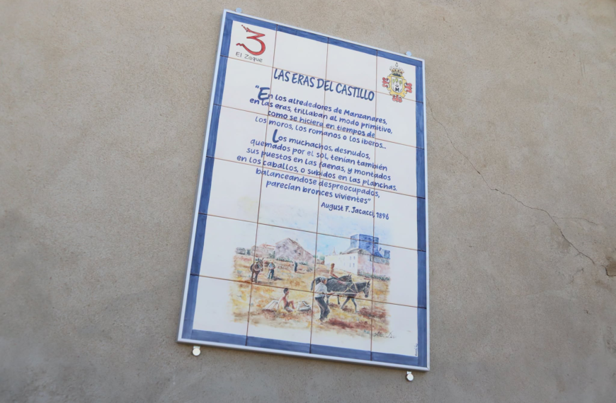 El Alcalde Julián Nieva, junto a los Concejales Jesús Romero y Isabel Díaz-Benito, desvela la nueva placa cerámica ‘Las …’ esta mañana