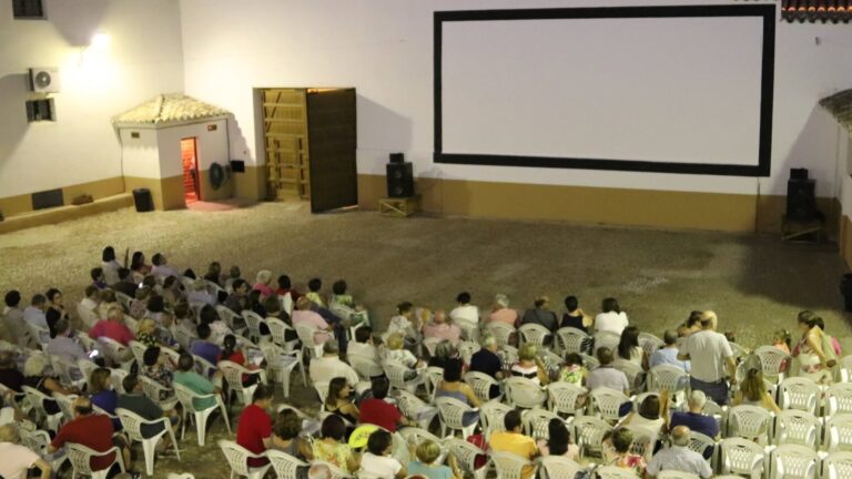El cine de verano de Manzanares se inaugura con ‘Asesinato en la 3ª planta’: Diez películas a exhibirse en el Centro Cultural ‘Ciega de Manzana’