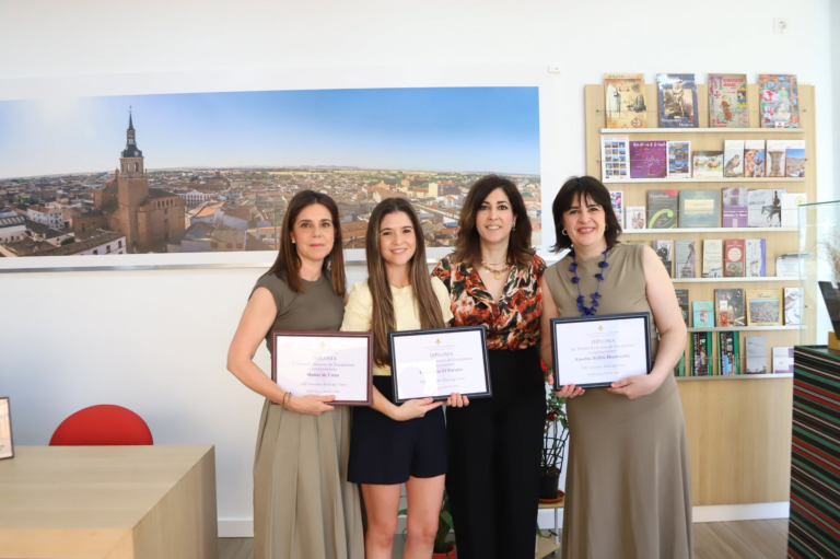 Entrega de Premios de Los Concursos de Las XIII Jornadas Alma del Vino Hoy por la Concejal Responsable, Gemma de la Fuente
