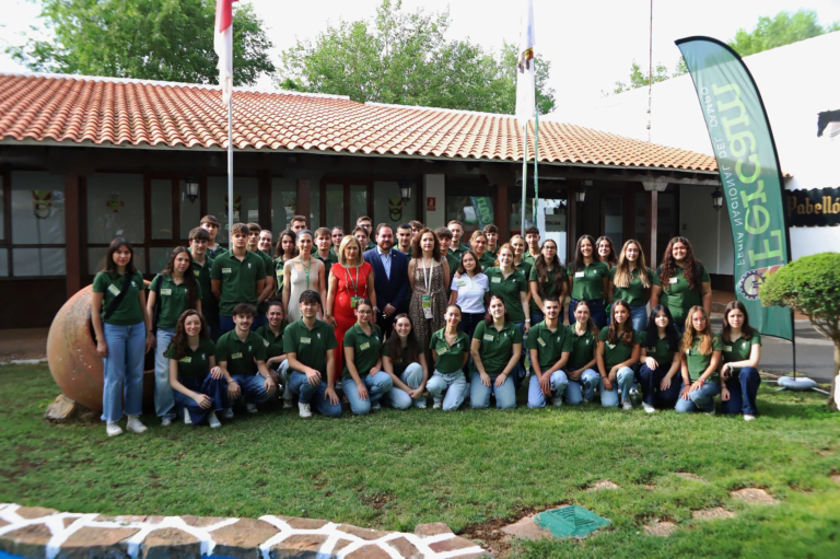 Fercam y el Ayuntamiento de Manzanares reconocen la valiosa labor de su equipo de azafatas