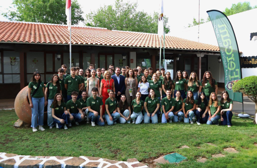 Fercam y el Ayuntamiento de Manzanares reconocen la valiosa labor de su equipo de azafatas