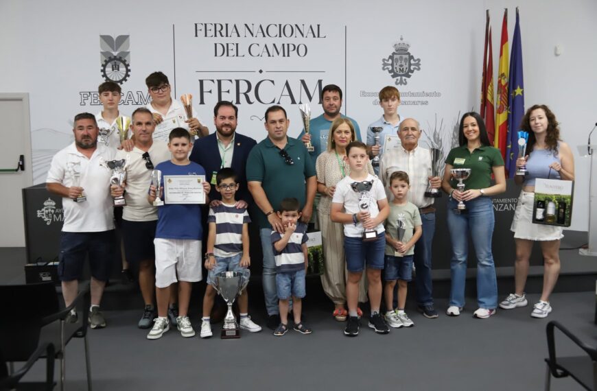 Pablo Camacho y Antonia de la Chica entregan los premios en la Feria Nacional del Campo