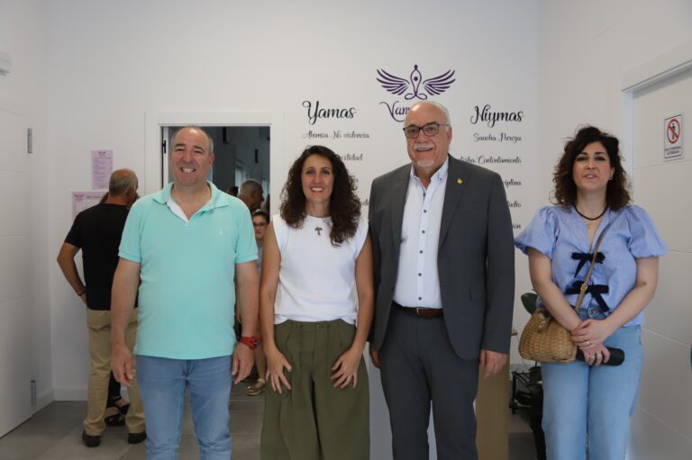 Vania Yoga: Un nuevo refugio para el bienestar físico y mental se inaugura en Manzanares, bajo la dirección de Ana Belén León.