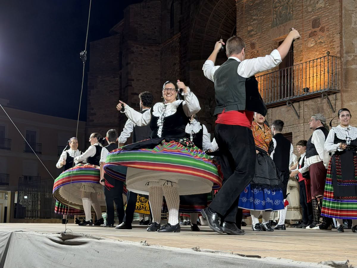 Cinco Grupos Forjan Unidad en el 48º Festival Nacional de Folklore: Un Testimonio del Poder de la Tradición Cultural