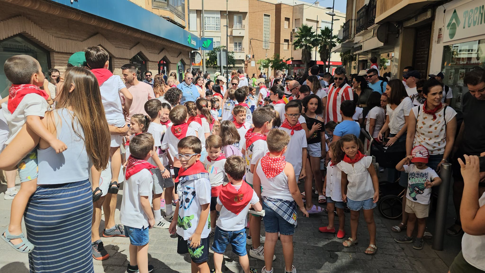 Domingo de Fiesta: Encierro Infantil con Toros Hinchables y Un Deluge de Espuma y Toboganes Acuáticos