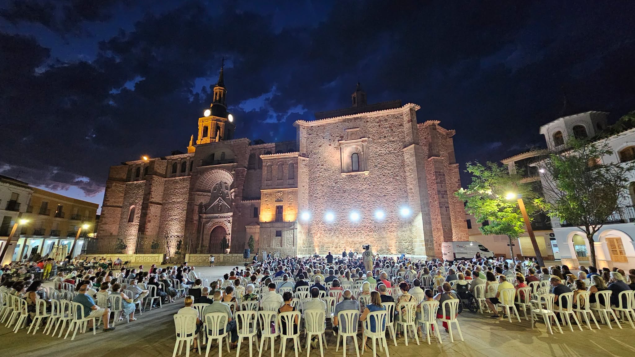 Julián Sánchez-Maroto y La Banda de Manzanares AMC llenan la Plaza de la Constitución en la Noche inaugural del Concierto de Feria de Antonio