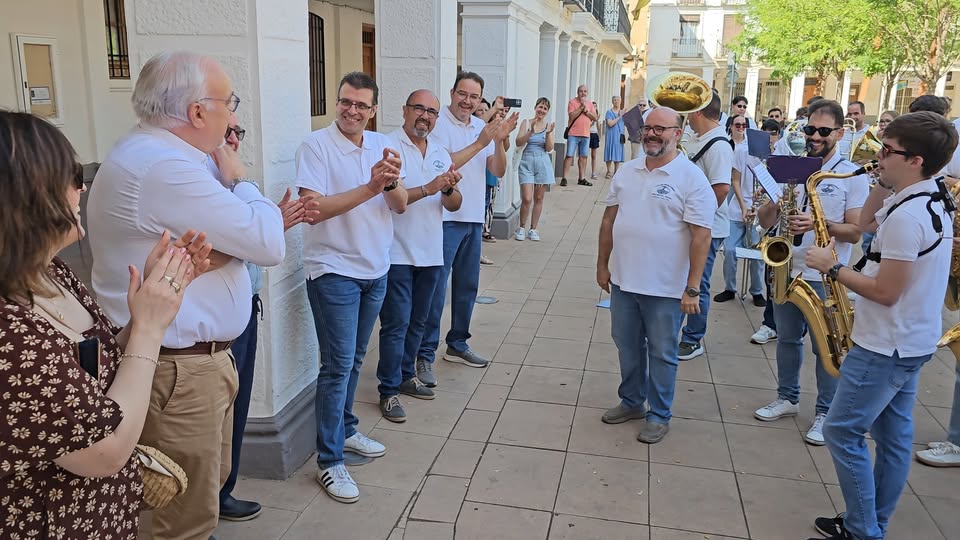 La Banda de Manzanares AMC Julián Sánchez-Maroto realiza una sorpresa de cumpleaños al alcalde Julián Nieva