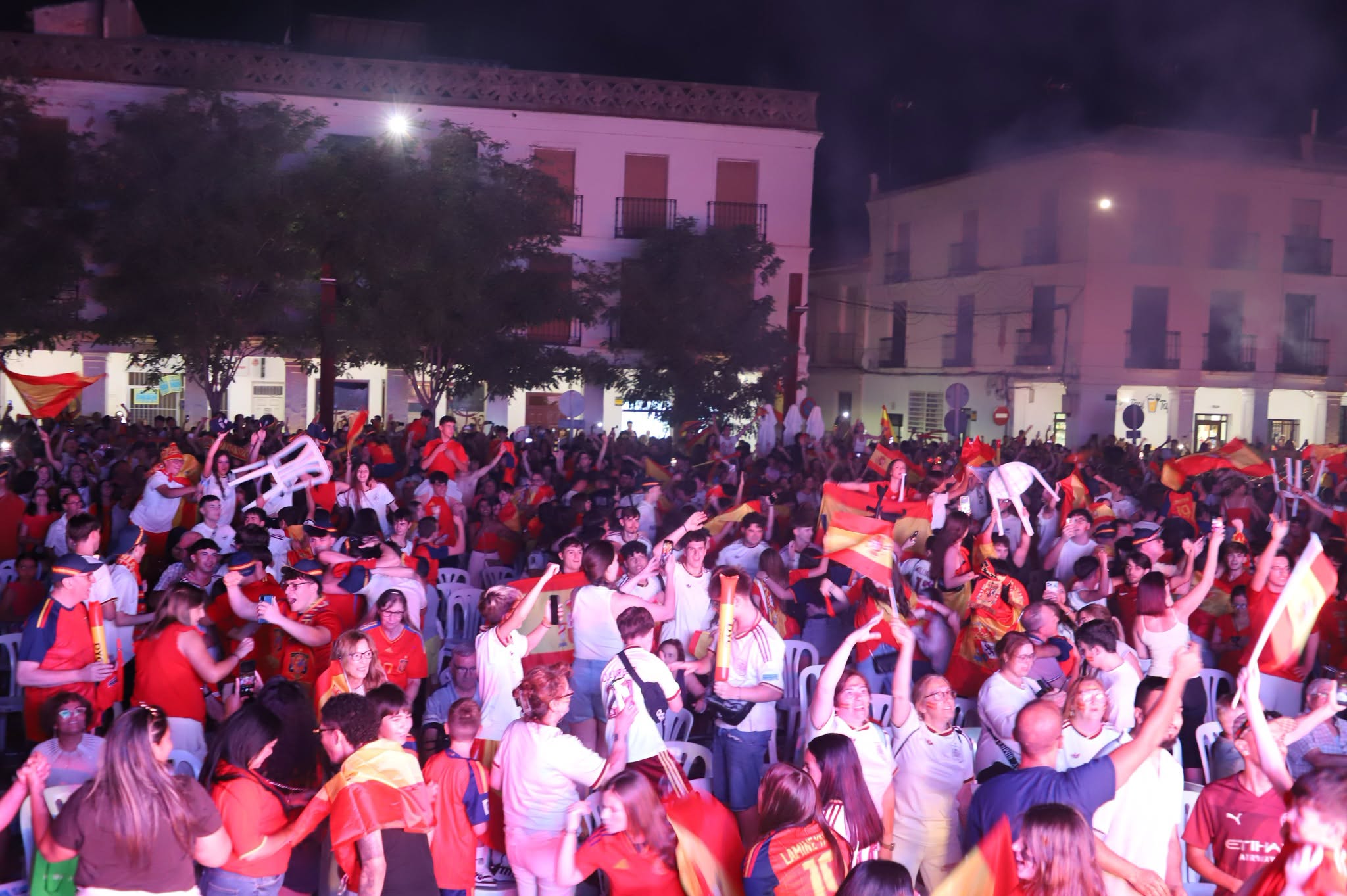 Manzanares Celebra con Fervor el Segundo Título Mundial de la Selección Española de Fútbol en la Plaza de la Constitución