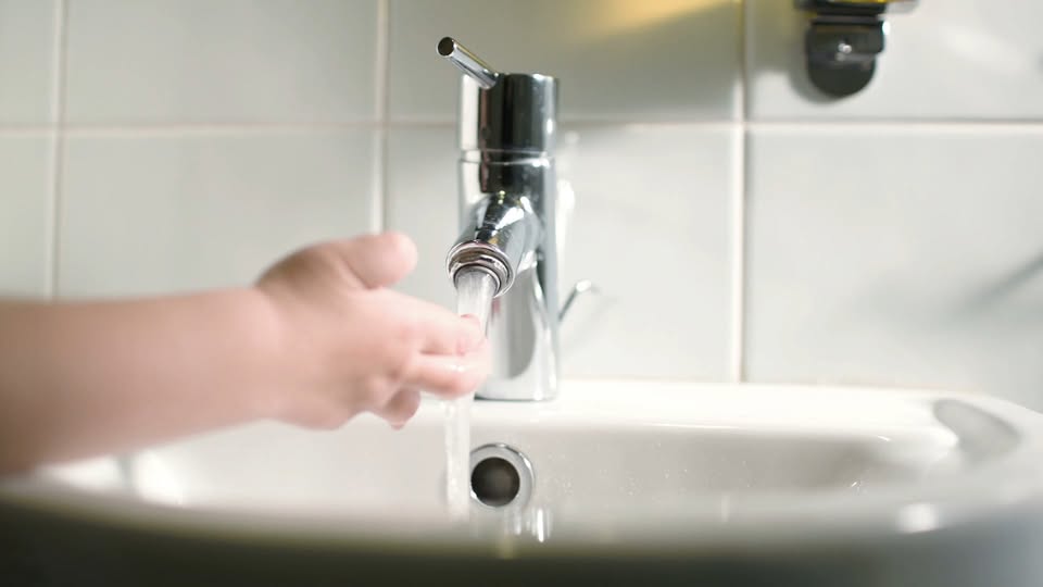 Pequeños Gestos Cotidianos Para Preservar el Agua: Un Recurso Imperativo y Limitado