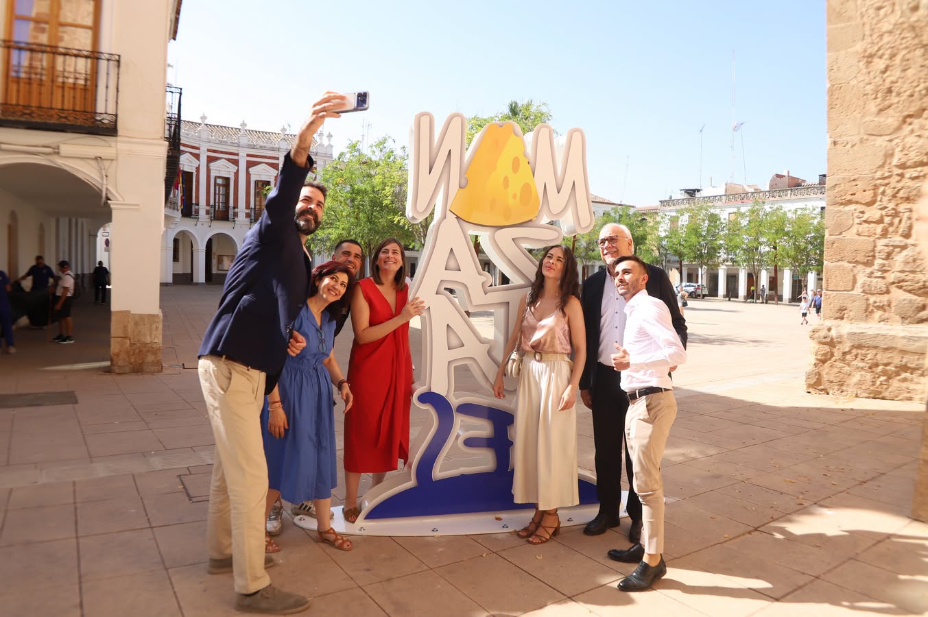 Impulsando el Turismo con Tendencias Digitales: Ayuntamiento de Manzanares Instala Nuevo Punto Fotográfico para Viralizar en Redes Sociales