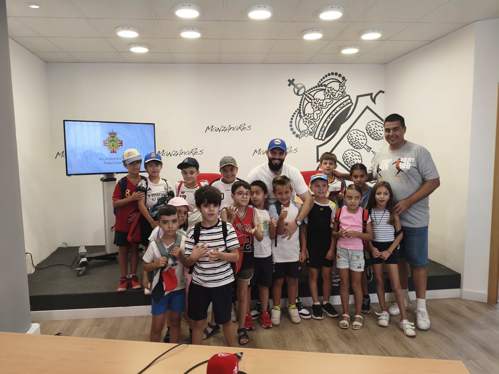 Niños de la Ludoteca Divina Pastora de Manzanares Exploran las Instalaciones de la Televisión Municipal