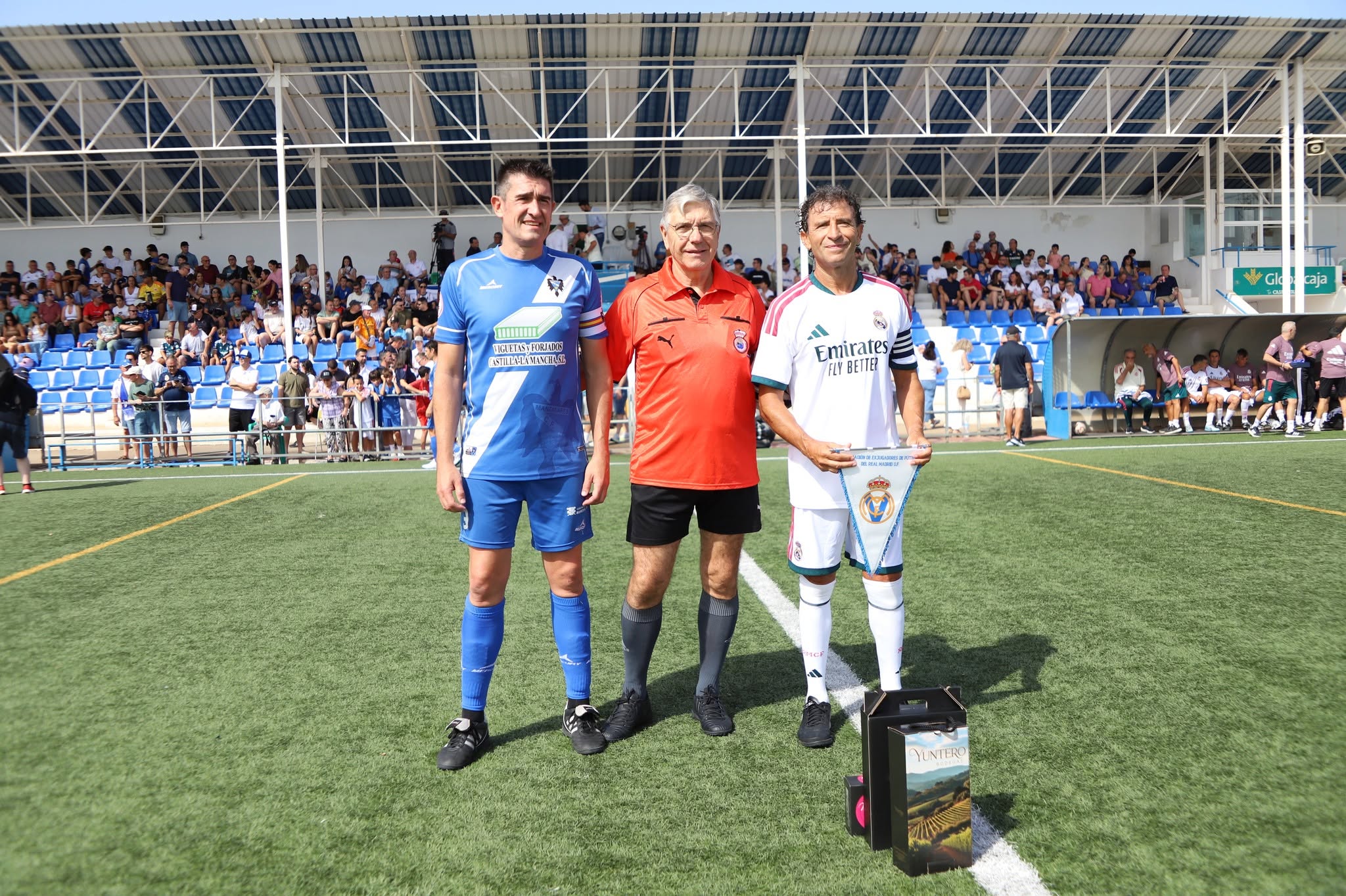Alcalde Julián Nieva y Concejales Asisten al Duelo de Leyendas del Fútbol