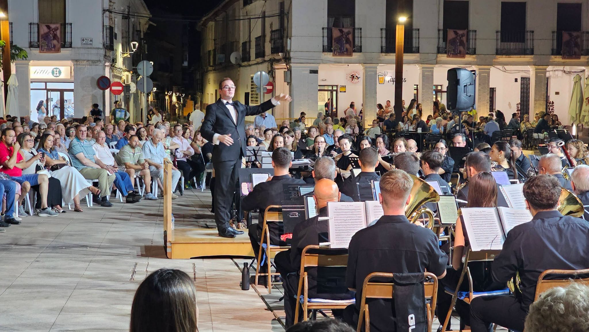 Banda de Manzanares AMC Julián Sánchez-Maroto anima la plaza de la Constitución en víspera del día de Nuestro Padre Jesús del Perdón