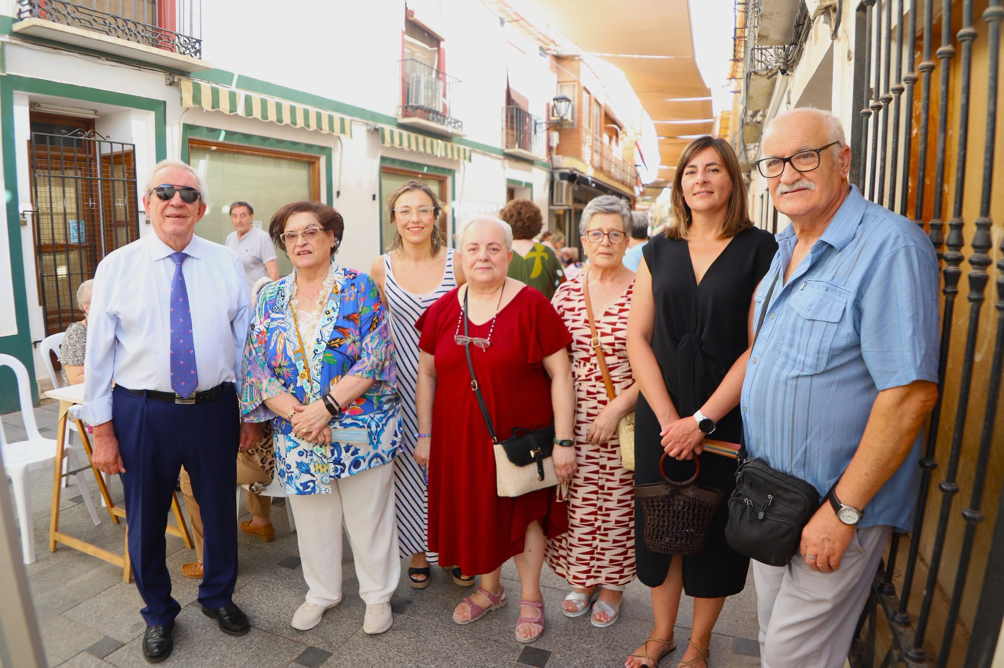 El Dulce Retorno del Sonido de los Bolillos: 250 Personas Reviven la Tradición en la Calle Empedrada