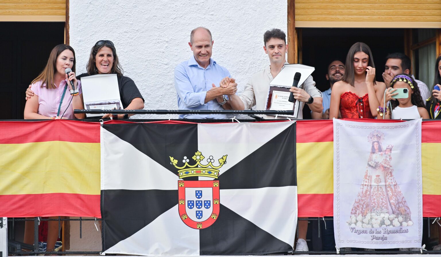 Pareja Celebra Sus Fiestas Honrando a los Guardianes de Sus Montes