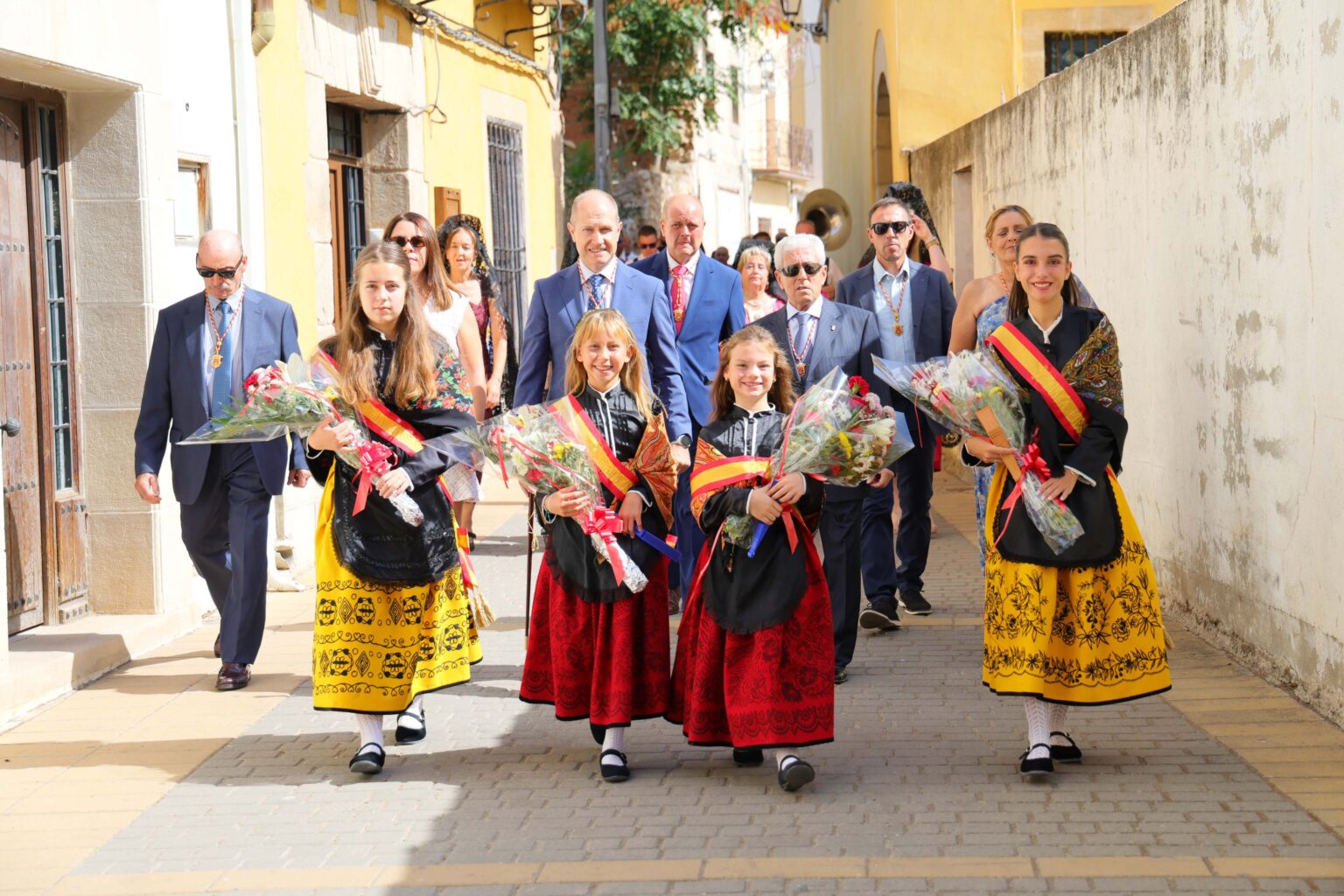 Una pareja celebra su día grande junto a la Virgen de los Remedios