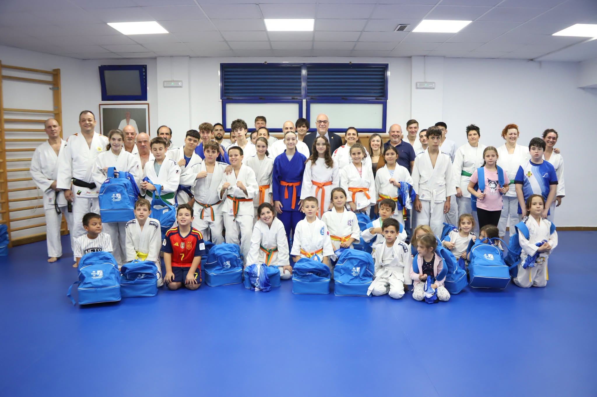 Alcalde Julián Nieva Celebra 50 Temporadas del Club de Judo con Entrega de Camisetas