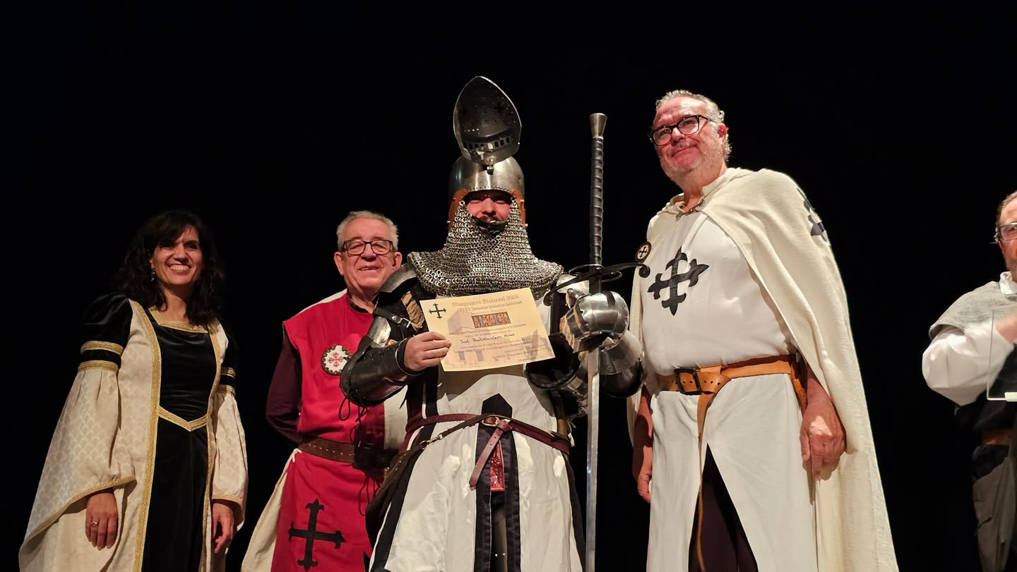 «Desfile triunfal de personajes medievales: Caballeros, Usureras, Cetreros y Ciegos conmovieron en el concurso de indumentaria medieval en Parterre del Río».
