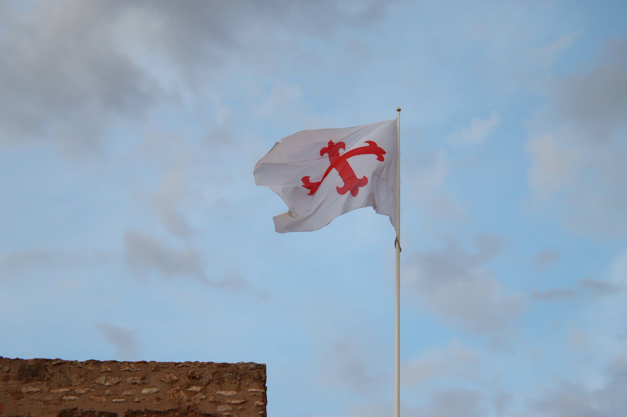 La Bandera de la Orden de Calatrava Decora la Torre del Castillo de Manzanares en las XIII Jornadas Históricas