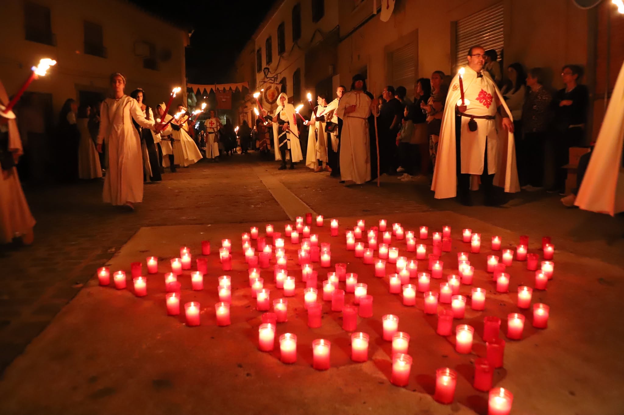 Recuerdos Iluminados: Imágenes Capturadas de la Inauguración de #ManzanaresMedieval2026 y la Procesión de Antorchas