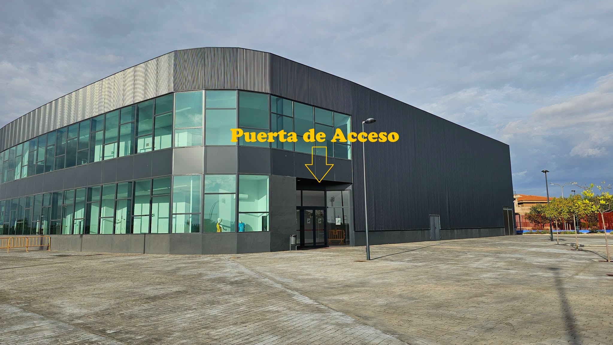 Tormenta Provoca Daños en la Entrada Principal del ‘Manzanares Arena’, Afectando el Acceso al Pabellón