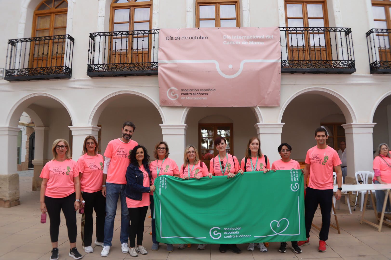 Un Mar de Rosa en Manzanares: Marcha Solidaria contra el Cáncer de Mama Bajo el Lema ‘Nos lo tomamos a pecho’ por la Aecc